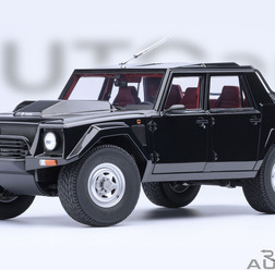ランボルギーニ『LM002』の1/18スケールモデル