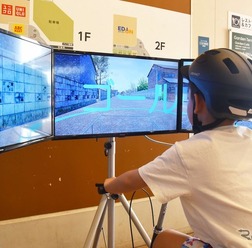 自転車シミュレーターを体験する様子