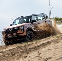 三菱『パジェロ』新型、鳥取砂丘の月面実証フィールド「ルナテラス」で走行試験