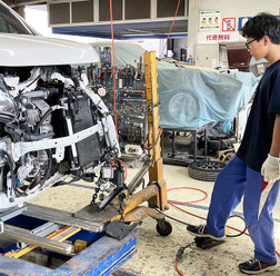長野・飯田の中学2年生が、フレーム修正から溶接・塗装まで本格体験…「車社会を支える」仕事の尊さを知る