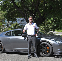 ミハエル・クルム選手と日産 GT-R NISMOパーツ装着車