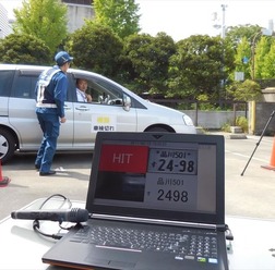 国交省で行われたナンバー自動読み取り装置のデモ。街頭検査で瞬時に無車検車を割り出して指摘できる（9月15日、東京霞が関）