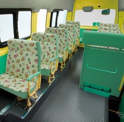 相次ぐ送迎バスの事故。だが通園バスにチャイルドシートが採用されている例は少ない。（写真は通園専用車のイメージ。日産・NV350キャラバン）