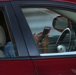 運転中の携帯電話使用が可能になる。が、それは「レベル3」以上の自動運転が実現した場合だ