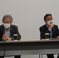 説明会を行う日本自動車会議所の山岡正博専務理事（右）と畠山太作常務理事