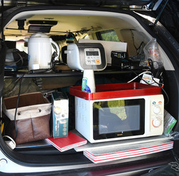 写真は家電を満載して「スターキャンプ2022」に参加したご夫婦のアウトランダーPHEV。車の電気でキャンプを楽しむ