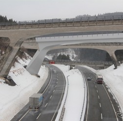 雪の高速道路