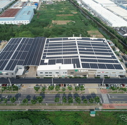 工場一面に設置された太陽光パネルで消費電力の約90%を賄う