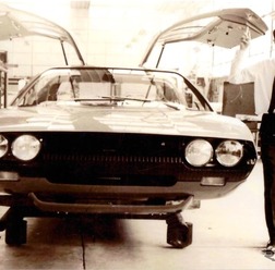 1968年ランボルギーニ・エスパーダと、マルチェッロ・ガンディーニ。当時29歳