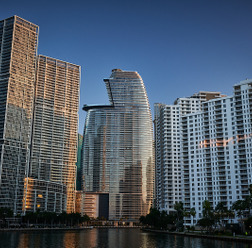 豪華！ アストンマーティンの66階建てタワマンが完成