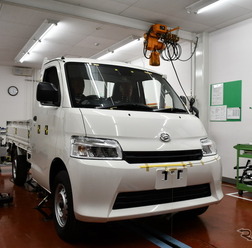 国土交通省によるダイハツ滋賀工場での保安基準確認試験の様子（2024年1月）。写真の車種がグランマックス