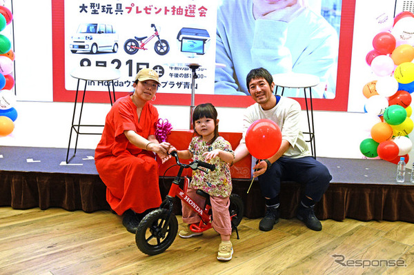 午前の部でキックバイクを引き当てた東京都の渡部さん