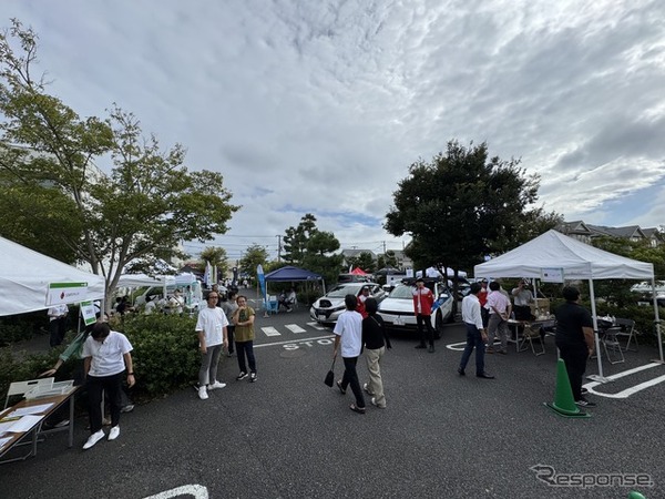 神奈川県藤沢市の湘南T-SITEは駐車場の雰囲気もいい。各社のブースが点在し、招待客に混じり買い物客も興味深くブースを訪問する。