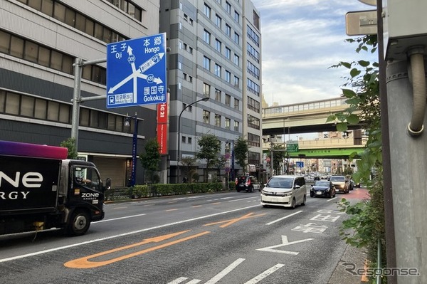 池袋六ツ又交差点を明治通り池袋駅側から望む