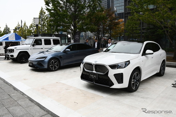 手前からBMW iX2 Xドライブ30 Mスポーツ、BYDシールAWD、メルセデス・ベンツG580ウィズEQテクノロジー／（行幸通り会場）