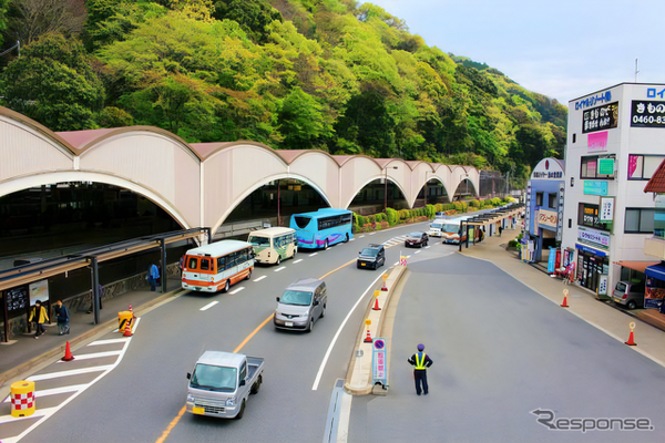 国道1号（箱根湯本駅前）