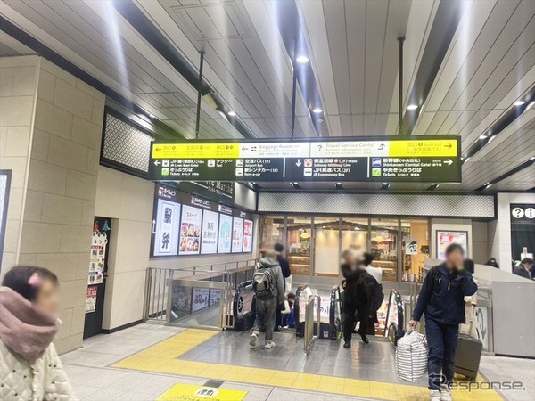 ［新大阪駅設置個所、経路案内］2階への下りスカレーターにのる