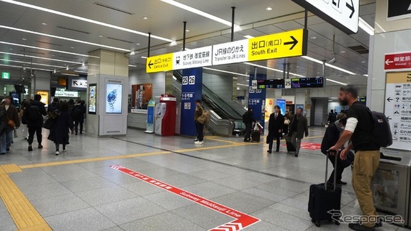 ［新大阪駅設置個所、経路案内］案内板の地下鉄御堂筋線への誘導にしたがう