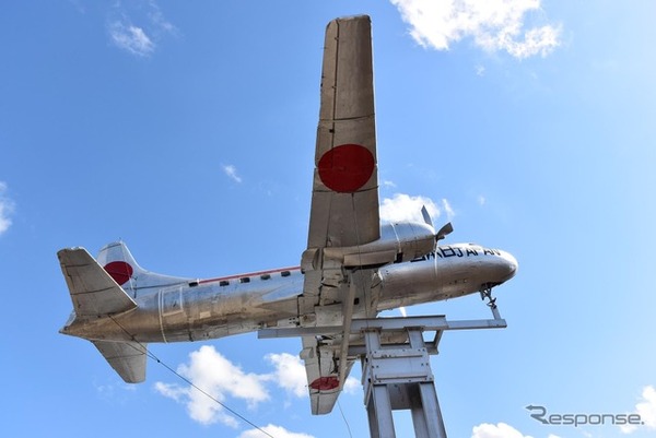 三重の国道1号線で出会った銀色の旅客機