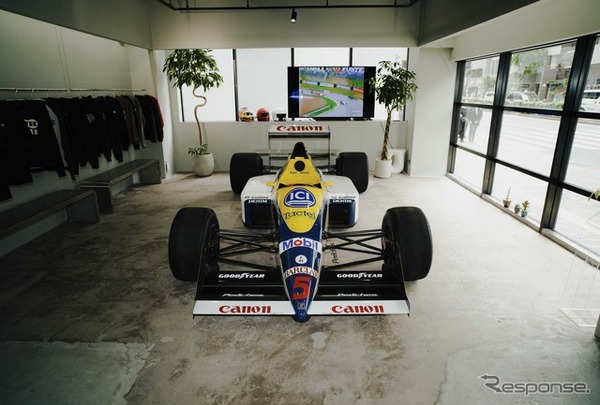 カフェのオープンを記念し展示される F1 マシン「ウィリアムズ・レーシング FW12」©Peaches. Japan