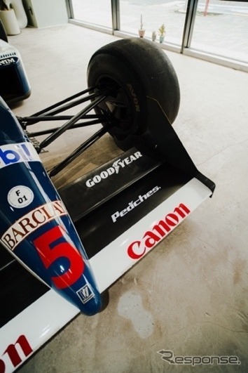 カフェのオープンを記念し展示される F1 マシン「ウィリアムズ・レーシング FW12」©Peaches. Japan