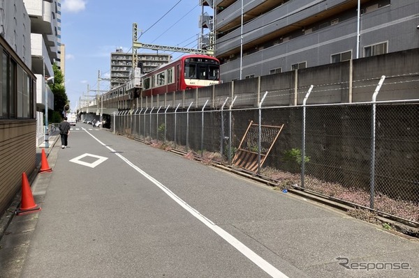 八丁畷から川崎へ登って行く途中に低いガードはある