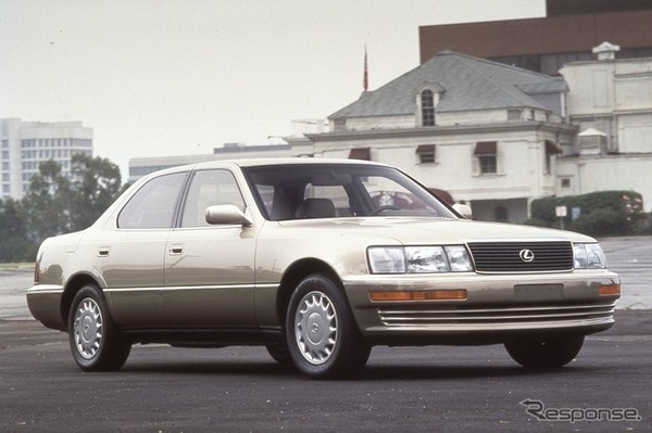 レクサスLS400（1989年）。ボンネットの上にシャンペンタワーを積みあけてエンジンを始動し、回転を上昇させるテレビCMが放映された