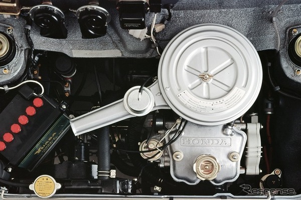 振動低減のために初めてバランサーが用いられた軽自動車のホンダ・ライフ360（1971年）