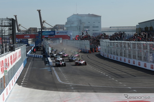 ホームストレートからターン1を左折、画面右へ。画面左はピット出口（3月30日）　(c) Formula E