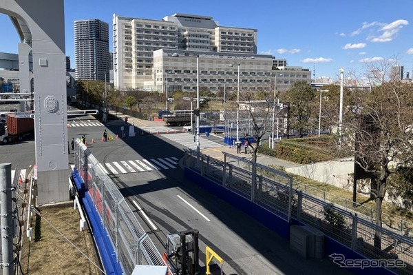 画面右からきてターン12「東京ビッグサイト前」交差点を左折、画面手前へ