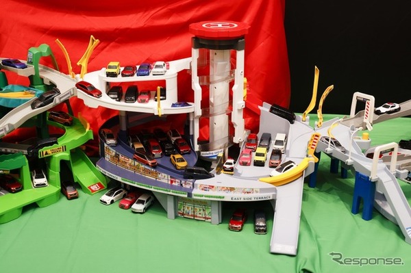 定番ブランドの最新商品：タカラトミー「グランドモールトミカビル（トミカ55周年記念特別仕様）」