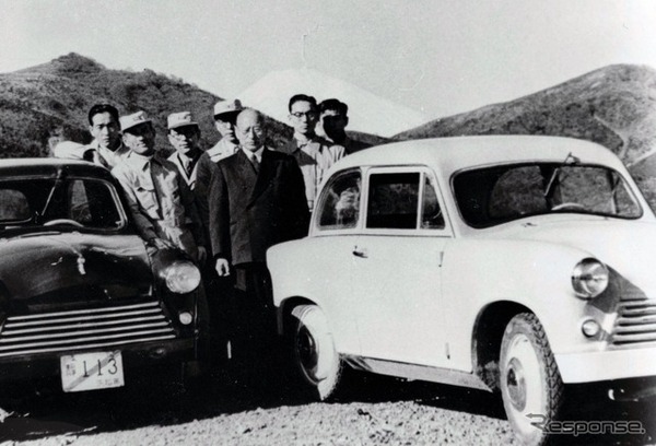 鈴木道雄氏とスズキ最初の自動車「スズライト」の開発チーム（1954年）