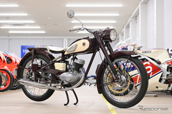 ヤマハ初の市販車となった『YA-1』（1955）。そのスリムさと車体色から「赤とんぼ」の愛称で親しまれた