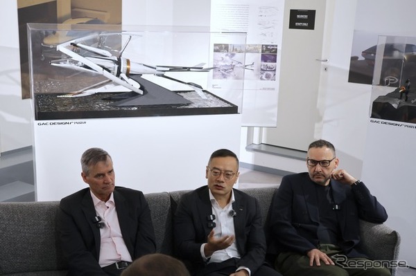 GACのデザイン・アウォード作品展示室。中央はデザイン担当副社長のファン・ツァン、右はミラノ・センター長のステファン・ジャナン