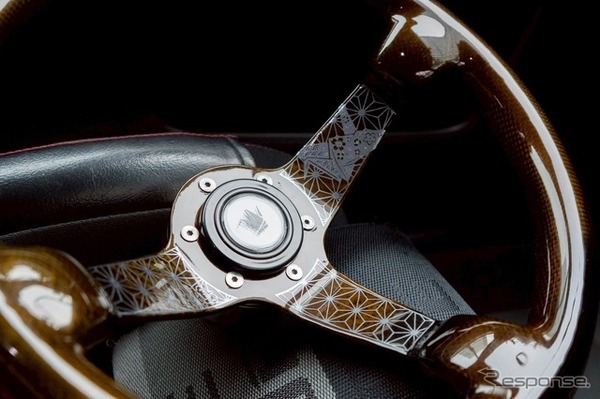 「ORIGAMI JDM」の第一弾製品カーボン製ステアリングホイール