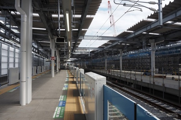 新宿線下り線ホーム（奥が所沢方面）