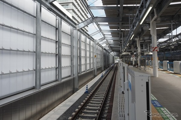 新宿線下り線（奥が所沢方面）