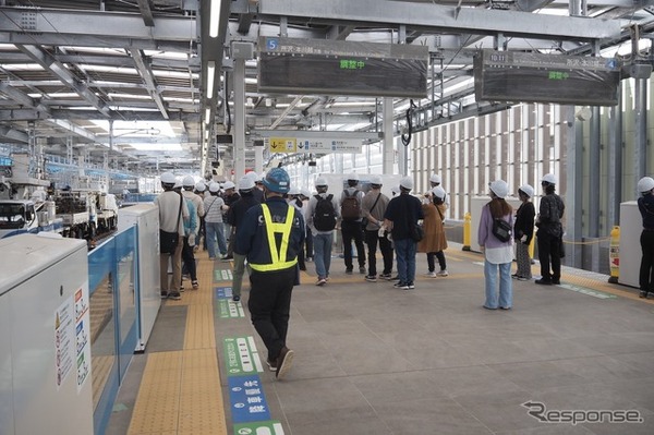 施設見学会レールウォーク。新宿線下り線ホーム（奥が所沢方面）