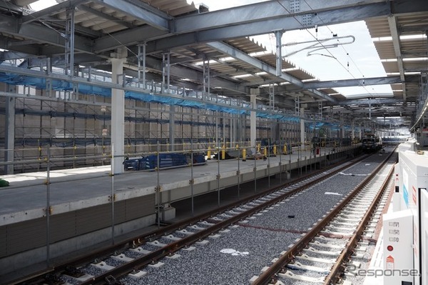 新宿線上り線ホーム（画面右奥が所沢方面）