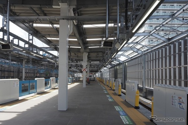 新宿線下り線ホーム（奥が西武新宿方面）