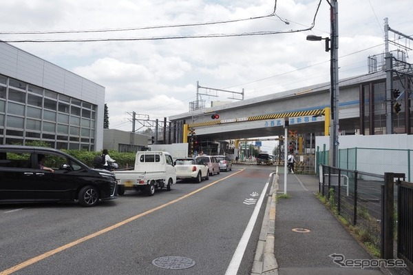 久米川第2号踏切・府中街道。画面右手前が東村山駅