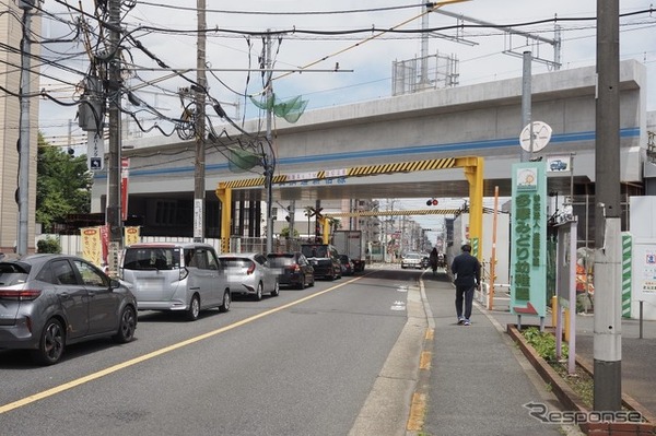 久米川第2号踏切・府中街道。画面左奥が東村山駅