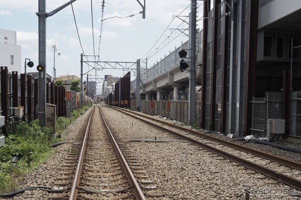 久米川第2号踏切・府中街道から撮影。画面奥が久米川駅、背後が東村山駅