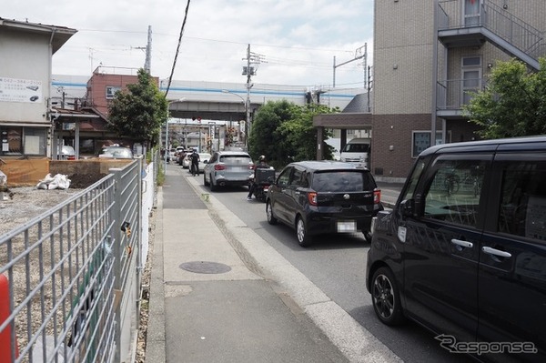 久米川第2号踏切・鷹の道。画面左が東村山駅