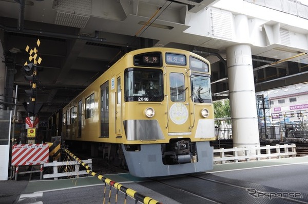 久米川第2号踏切・鷹の道。東村山駅を出発する国分寺線。黄色い電車は数を減らしつつある