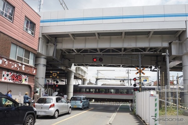 久米川第2号踏切・鷹の道。左手が東村山駅。通過中の10000系ニューレッドアローは2025年度で引退予定だ