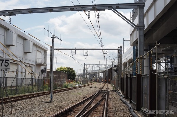 久米川第2号踏切・鷹の道から撮影。写真奥が西武新宿方面、背後が東村山駅