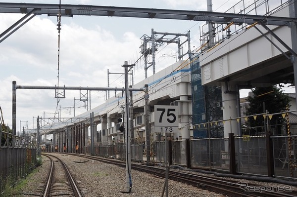 久米川第2号踏切・鷹の道から撮影。写真奥が西武新宿方面、背後が東村山駅