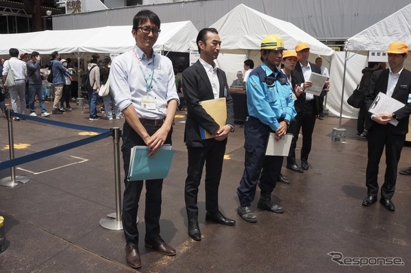 向かって左から東村山市の長谷川課長、東京都の小原課長、西武鉄道の菅原聡担当所長