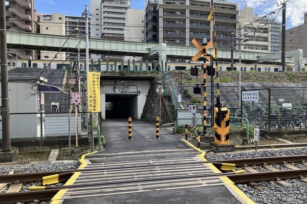 制限1.5m、亀戸駅東側。駅は右手